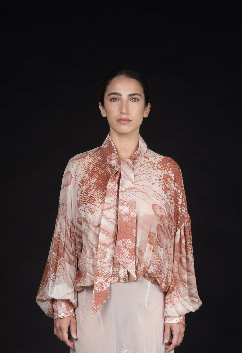 Pussybow blouse amber print